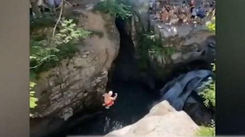 悬崖 视频,惊心动魄的生存挑战