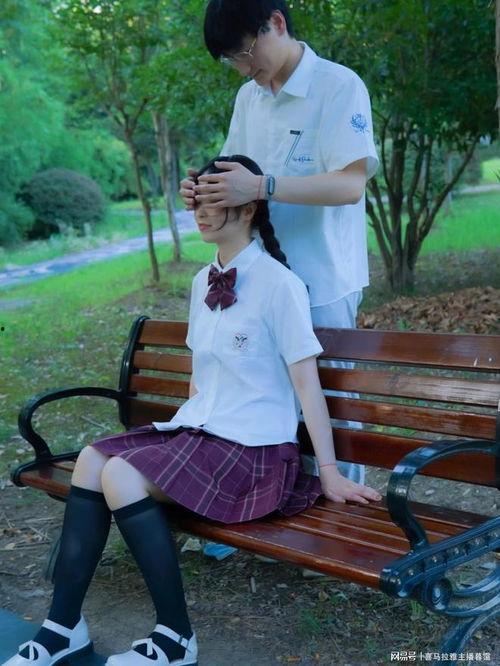 亲吻白丝袜小女孩视频,萌化人心的一幕