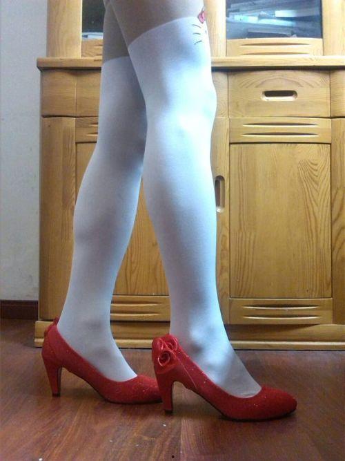 丝袜配红指甲,时尚搭配的极致诱惑